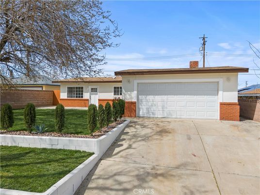 Attached, Exterior, Facade, Ranch