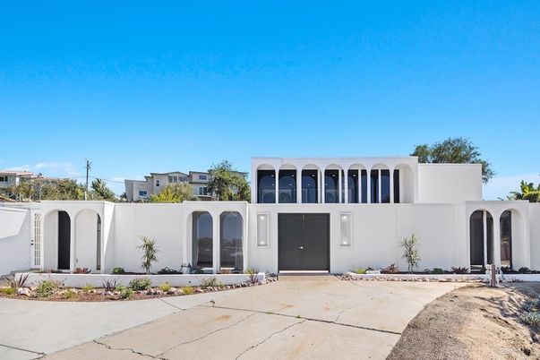 Exterior, Facade, Modern