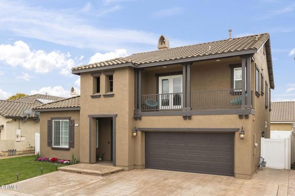 Attached, Exterior, Facade, Mediterranean