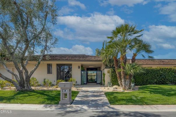 Exterior, Facade, Ranch