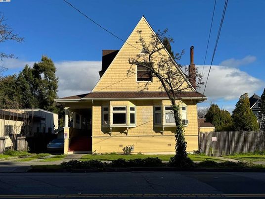 Exterior, Facade, Queen Anne Victorian