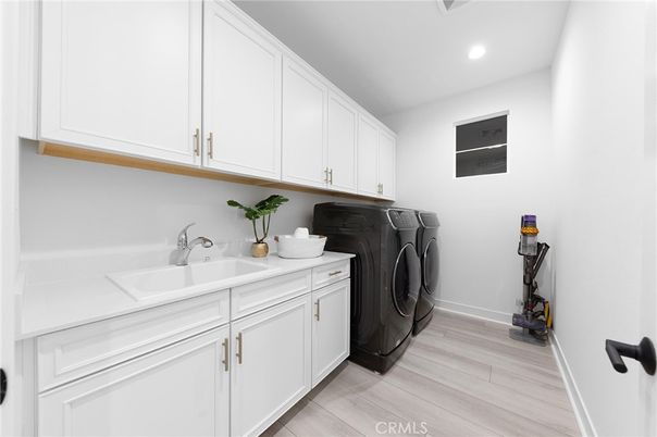 Interior, Recessed Lighting, Washer, Wood Texture Flooring