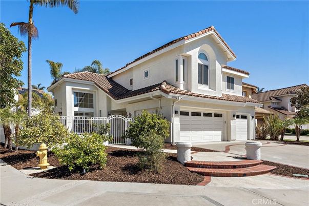 Attached, Exterior, Facade, Mediterranean