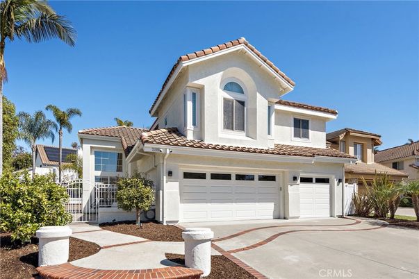 Attached, Exterior, Facade, Mediterranean