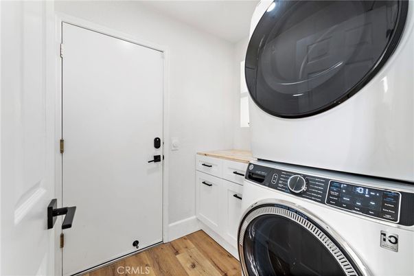 Interior, Washer, Wood Texture Flooring