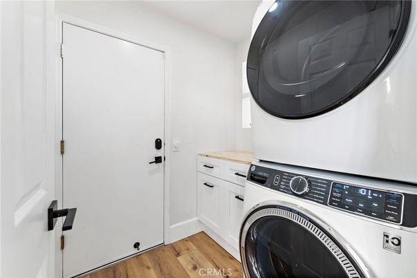 Interior, Washer, Wood Texture Flooring