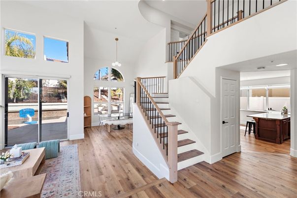 Interior, Pendant Lights, Wood Texture Flooring