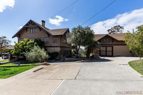 Attached, Exterior, Facade, American Craftsman