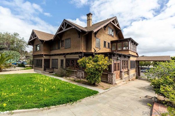Exterior, Facade, Log Home