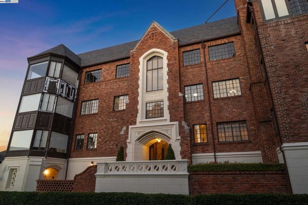 Exterior, Facade, Brick Facade, Rowhouse