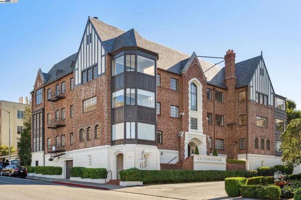Attached, Exterior, Facade, Brick Facade, Rowhouse