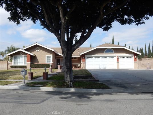 Attached, Exterior, Facade, Ranch
