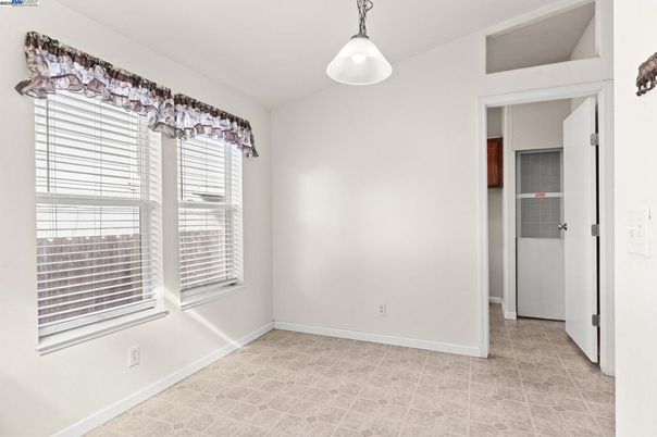Empty room, Interior, Pendant Lights