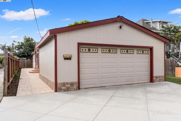 Detached Garage, Exterior