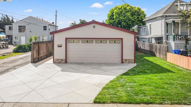 Detached Garage, Exterior