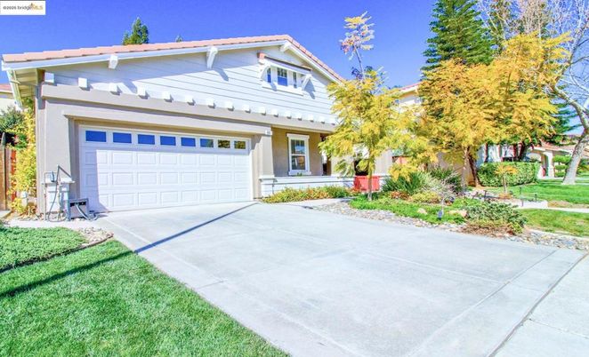 Attached, Exterior, Facade, American Craftsman