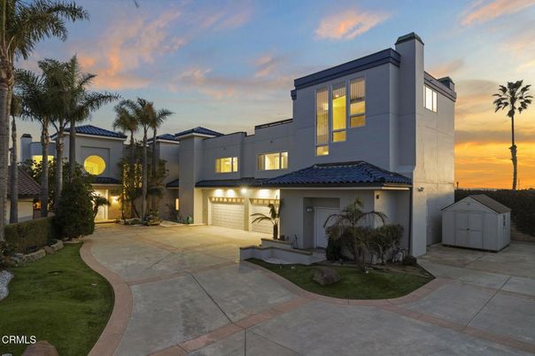 Attached, Exterior, Facade, Mediterranean