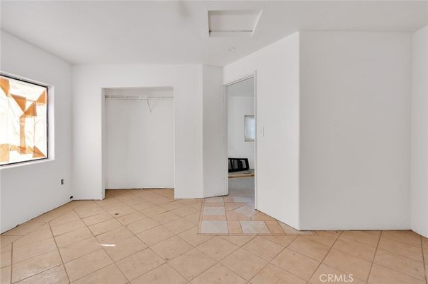 Empty room, Interior