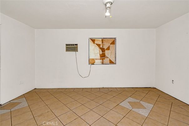 Empty room, Interior