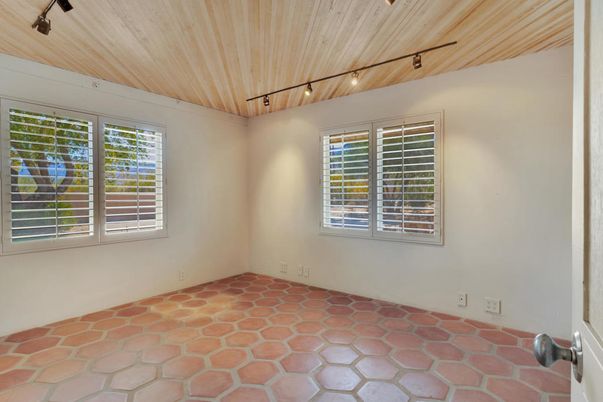 Empty room, Interior, Wooden Ceilings