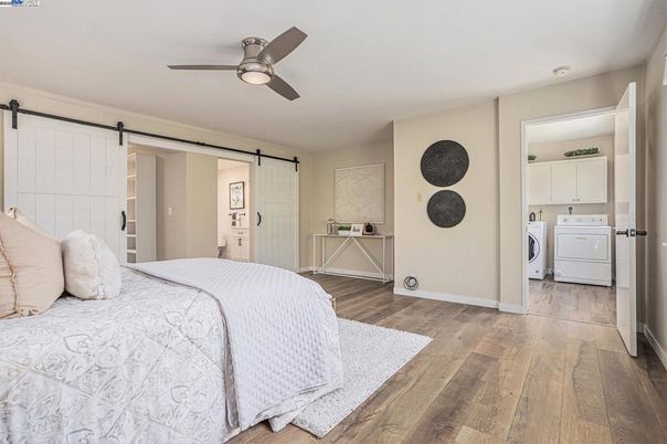 Bedroom, Interior, Washer, Wood Texture Flooring