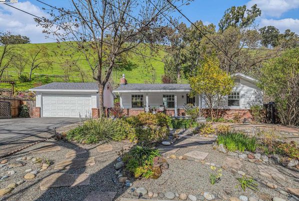 Attached, Exterior, Facade, Ranch