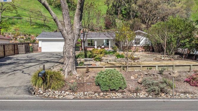 Attached, Exterior, Facade, Ranch