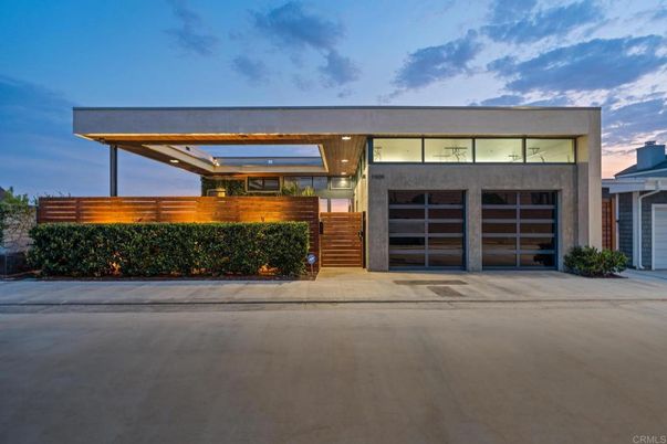Attached, Exterior, Facade, Modern