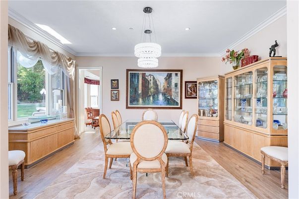 Chandelier, Dining room, Interior, Recessed Lighting, Wood Texture Flooring