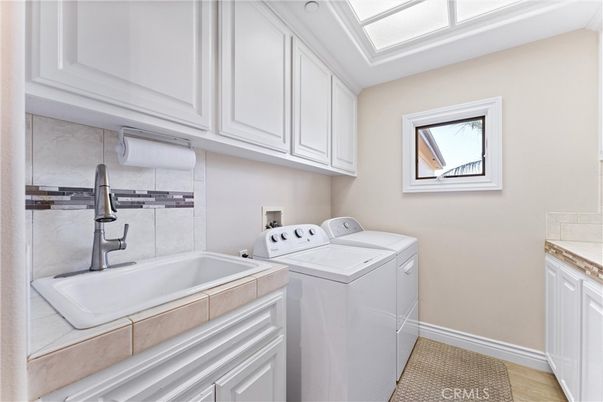 Interior, Washer, Wood Texture Flooring