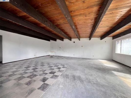 Empty room, Interior, Wooden Beams, Wooden Ceilings