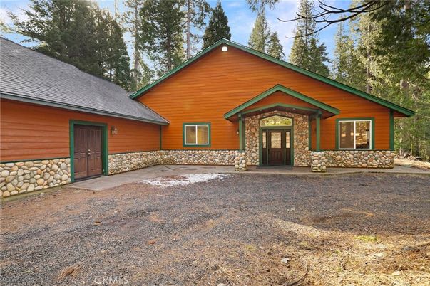 Exterior, Facade, Log Home