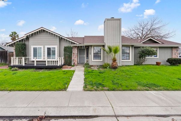 Exterior, Facade, Ranch