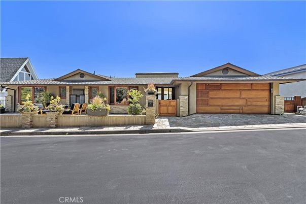 Attached, Exterior, Facade, Ranch