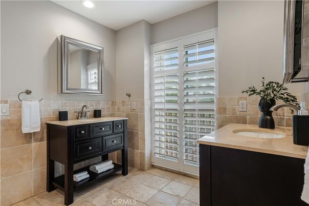 Bathroom, Dual Sink Vanities, Interior, Recessed Lighting