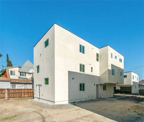 Exterior, Facade, Modern