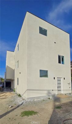 Exterior, Facade, Modern