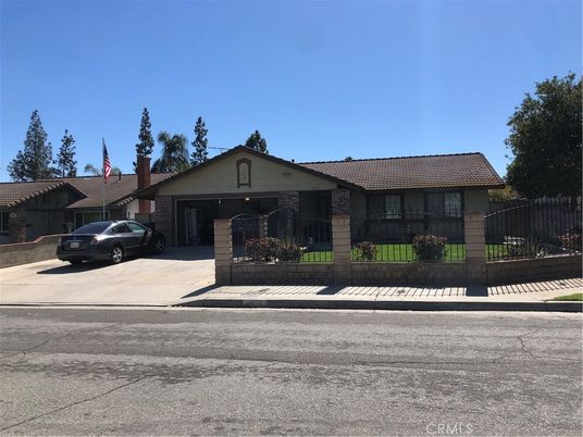 Exterior, Facade, Ranch