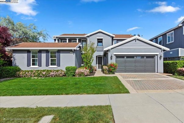 Attached, Exterior, Facade, Ranch