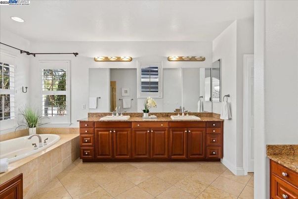 Bathroom, Dual Sink Vanities, Interior, Recessed Lighting