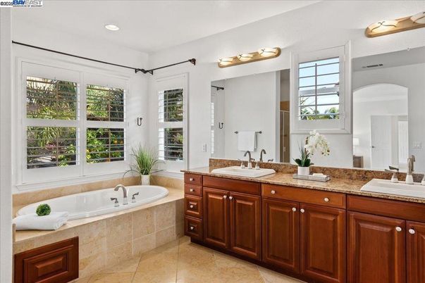 Bathroom, Dual Sink Vanities, Interior, Recessed Lighting