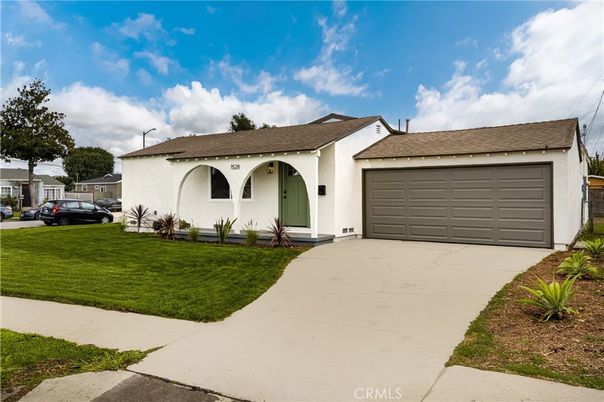 Attached, Exterior, Facade, Ranch