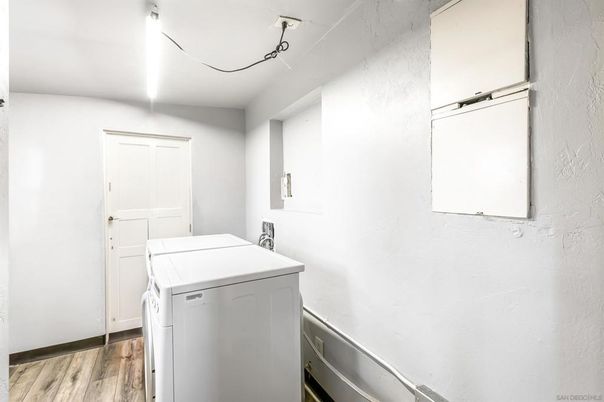 Interior, Washer, Wood Texture Flooring