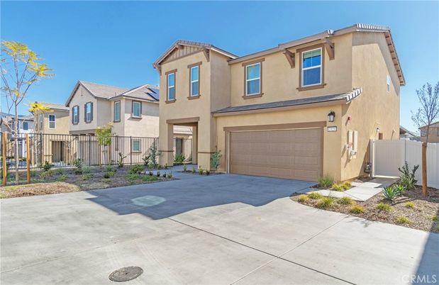 Attached, Exterior, Facade, Mediterranean