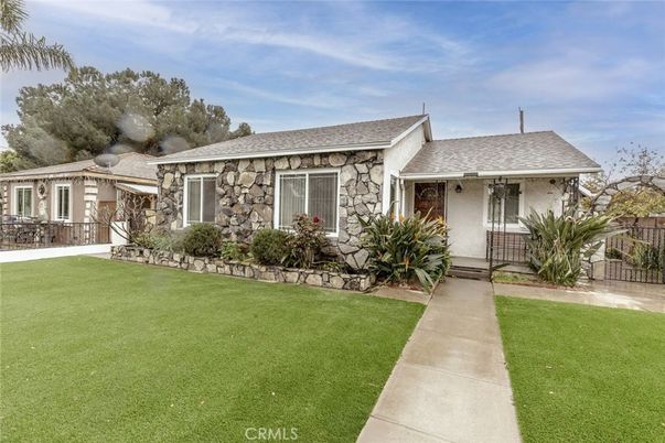 Backyard, Exterior, Facade, Ranch