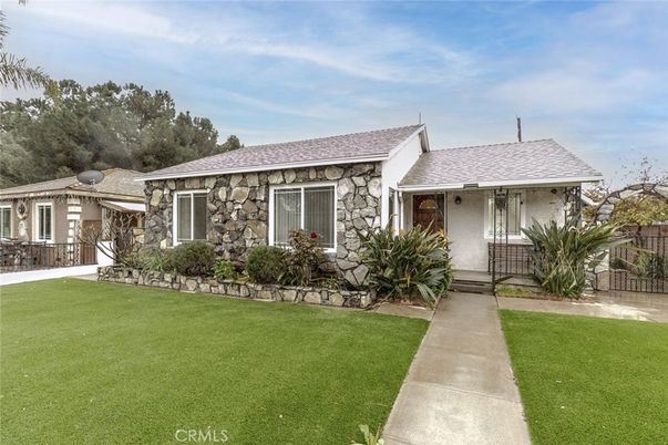Backyard, Exterior, Facade, Ranch
