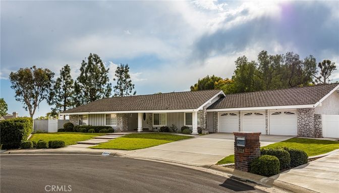 Attached, Exterior, Facade, Ranch