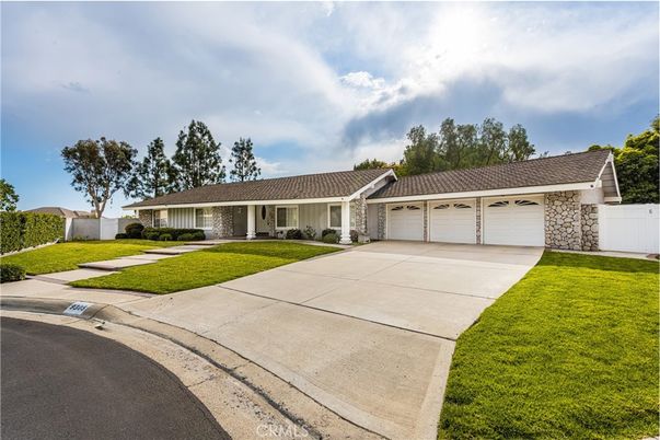 Attached, Exterior, Facade, Ranch