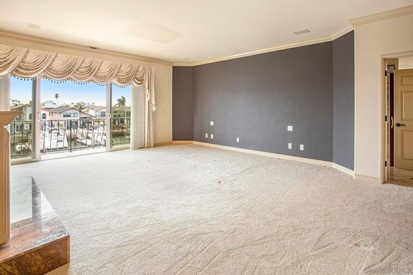 Empty room, Interior