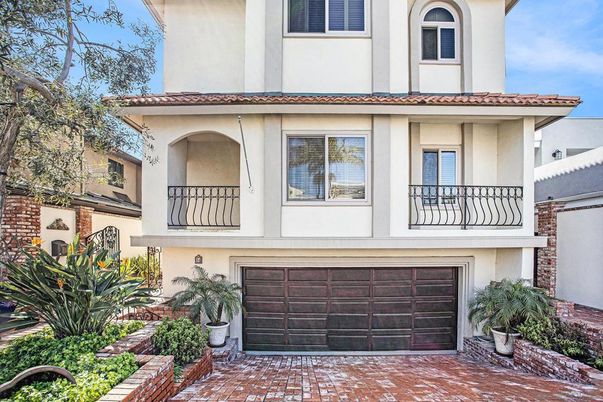 Attached, Exterior, Facade, Mediterranean